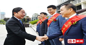 董事長(zhǎng)李春波進(jìn)京受獎(jiǎng)，市委書記、市長(zhǎng)歡送！