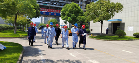 浙江醫(yī)藥總裁呂春雷對(duì)園區(qū)一線員工進(jìn)行高溫慰問